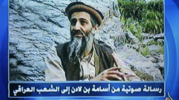 Bagdad, Irak, 19.10.03. W katarskiej tv Al-Dżazira zdjęcie Osamy bin Ladena ukazywane z nagraniem zarejestrowanym podobno przez terrorystę. Fot. PAP/EPA (ALI HAIDER EPA)