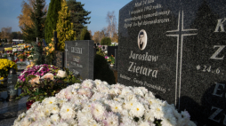 Symboliczny grób dziennikarza Jarosława Ziętary na cmentarzu komunalnym przy ul. Wiślanej w Bydgoszczy. Fot. PAP/Tytus Żmijewski