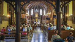 Główna nawa kościoła i ołtarz w którym umieszczony jest obraz Matki Boskiej Gietrzwałdzkiej. Sanktuarium Maryjne w Gietrzwałdzie. Fot. PAP/Jerzy Ochoński