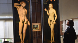 Zwiedzający ogląda obraz „Adam i Ewa” autorstwa niemieckiego artysty Lucasa Cranacha Starszego, prezentowany w ramach wystawy „I volti della Riforma. Lutero e Cranach nelle collezioni medicee” (pol. „Oblicza Reformacji. Luter i Cranach w zbiorach Medyceuszy”) w Galerii Uffizi we Florencji (Włochy), 30 października 2017 r. Fot. EPA/MAURIZIO DEGL INNOCENTI Dostawca: PAP/EPA.
