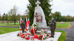 Łambinowice, 6.10.2024 r. Obchody 80. rocznicy przybycia pierwszego transportu Powstańców Warszawskich do Stalagu 344 Lamsdorf przed pomnikiem powstańców warszawskich - jeńców Stalagu 344 Lamsdorf w Łambinowicach. Fot. PAP/Krzysztof Świderski