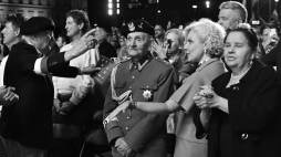 Warszawa, 1.08.2025. Obchody 81. rocznicy wybuchu Powstania Warszawskiego. Uczestnik powstania Jerzy Łakomski ps. Kajtek (w środku) podczas koncertu „Warszawiacy śpiewają (nie)zakazane piosenki”. Fot. PAP/Radek Pietruszka