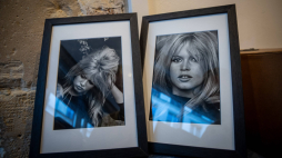 Fotografie Brigitte Bardot na wystawie „Et Dieu créa Bardot” (I Bóg stworzył Bardot) w  Paryżu. Fot. PAP/EPA/CHRISTOPHE PETIT TESSON