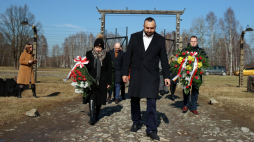 Brzezinka, 26.02.2026. Dyrektor Centrum Historii i Kultury Romów Władysław Kwiatkowski podczas uroczystości upamiętnienia 83. rocznicy pierwszej deportacji Romów do niemieckiego obozu Auschwitz. Fot. PAP/Jarek Praszkiewicz