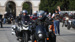 Rozpoczęcie 2. Mundurowego Rajdu Motocyklowego "Szlakiem Historii-Marsz Czarnej Brygady" na Placu Piłsudskiego w Warszawie. Fot. PAP/Leszek Szymański