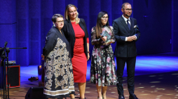 Laureaci nagrody w kategorii "wystawa" za ekspozycję "Szlak Piastowski z klocków LEGO" przygotowanej przez Klaster Turystyczny „Szlak Piastowski” oraz Brzeskie Centrum Kultury i Historii „Wahadło” podczas gali ogłoszenia wyników 19. edycji Plebiscytu Wydarzenie Historyczne Roku w Muzeum Historii Polski w Warszawie. Fot. PAP/Albert Zawada