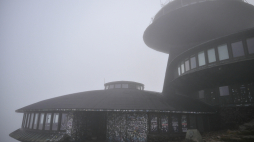 Wysokogórskie Obserwatorium Meteorologiczne IMGW na Śnieżce. Fot. PAP/Maciej Kulczyński 