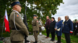 Złożenie wieńca przed tablicą poświęconą marszałkowi Piłsudskiemu w Zułowie. Fot. PAP/Przemysław Piątkowski 