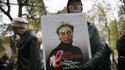 Mężczyzna trzyma portret rosyjskiej dziennikarki Anny Politkowskiej podczas uroczystości upamiętniającej przed siedzibą redakcji „Nowej Gaziety”, 7 października 2016 r. Fot.  facebook