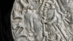 Moneta Olafa Haraldssona, wybita w latach 1024–1028, należy do najrzadszych norweskich numizmatów. Fot. Historisk museum