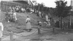 Uroczyste składanie wieńców na grobach Polaków pomordowanych przez Gestapo w okresie okupacji na terenie Tomaszowa Mazowieckiego (1963 r.). Fot. NAC