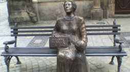 Ławka z rzeźbą Marii Cunitz w Świdnicy. Fot. Sueroski, CC BY 3.0 <https://creativecommons.org/licenses/by/3.0>, via Wikimedia Commons