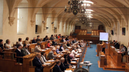 Sala posiedzeń czeskiego Senatu, 2023 r. Fot. Krokodyl, CC BY-SA 3.0 <https://creativecommons.org/licenses/by-sa/3.0>, via Wikimedia Commons