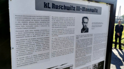 Tablica przypominająca o obozie Auschwitz III-Monowitz. Fot. Rafał Lorek/Starostwo powiatowe w Oświęcimiu