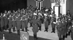 Koncert niemieckiej orkiestry wojskowej z okazji I rocznicy działalności NSDAP w Generalnym Gubernatorstwie, 1941 r./NAC