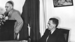 I Sesja Zgromadzenia Ogólnego Polskiej Akademii Nauk (PAN) w Pałacu Staszica przy ul. Nowy Świat. Nz. ekonomista profesor Oskar Lange (L) i sekretarz naukowy PAN, matematyk profesor Stanisław Mieczysław Mazur. Na ścianie portret francuskiego fizyka Jeana Frédérica Joliot-Curie (mąż Ireny Curie, córki Marii Skłodowskiej). Fot. PAP/Antoni Nowosielski, 1852 r.