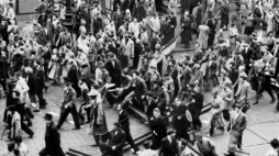 Demonstranci na ulicach Budapesztu, 23 października 1956 r. Fot. PAP/KEYSTONE