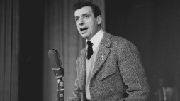 Yves Montand w czasie próby przed występem w Warszawie w 1957 r. Był wtedy najpopularniejszym francuskim piosenkarzem w Polsce, znanym z filmów (m.in. "Cena strachu"). Fot. CAF-Henryk Grzęda