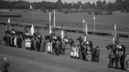 Warszawa 1973 r. Tor wyścigów konnych Służewiec. Fot. PAP/Afa Pixx/Irena Komar
