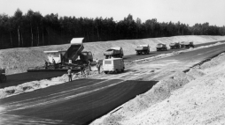Wrzesień 1976 r. Budowa trasy Katowice - Warszawa w okolicach Częstochowy. Fot. Zenon Nowak  (PAP)