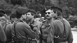 Warszawa 16.06.1983 r. Umundurowani funkcjonariusze Biura Ochrony Rządu w strukturach Wojsk Ministerstwa Spraw Wewnętrznych, którzy ochraniali wizytę Jana Pawła II. Fot. PAP/Jan Morek