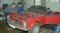 Jacek Borkowski w warsztacie samochodowym Mercedesa przy ul. Mińskiej. Aktor jest pasjonatem starych aut, bierze udział w remoncie Mercedesa 220 SE Cabrio z roku 1963. Fot. PAP/Maciej Billewicz