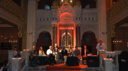 Kraków, 2004 r, Seminarium Poetyckie "Amerykanie w Krakowie". Od lewej: Tony Hoagland, Carolyn Forche, Edward Hirsch, Adam Zagajewski, Anne Carson, Wisława Szymborska, Tomasz Różycki, Robert Pinsky i Jerzy Ilg. Fot Jacek Bednarczyk (PAP)