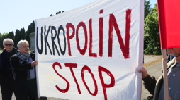 Protest przy Cmentarzu-Mauzoleum Żołnierzy Radzieckich w Warszawie 9 maja 2026r. Fot. PAP/Leszek Szymański