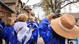Oświęcim, 14.04.2026 r. Uczestnicy Marszu Żywych na terenie byłego niemieckiego obozu Auschwitz w Oświęcimiu. Fot. PAP/Jarek Praszkiewicz