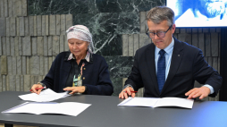 Wdowa po Mirosławie Chojeckim Jolanta Kessler-Chojecka oraz dyrektor AAN Mariusz Olczak podczas uroczystości przekazania archiwum Mirosława Chojeckiego do Archiwum Akt Nowych. Fot. PAP/Radek Pietruszka