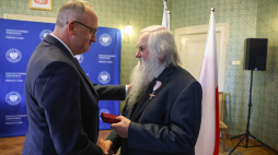 Zdzisław Brewiński odbiera odznaczenie z rąk zastępcy prezesa IPN Karola Polejowskiego Krzyż Wolności i Solidarności. Fot. PAP/Marian Zubrzycki