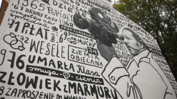 Na elewacji budynku przy Al. Kijowskiej 50 w Krakowie odsłonięto mural przedstawiający Andrzeja Wajdę. Fot. PAP/Łukasz Gągulski