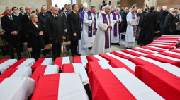 Uroczystości pogrzebowe 49 Ofiar reżimu komunistycznego – żołnierzy i działaczy polskiego podziemia niepodległościowego na Cmentarzu Osobowickim we Wrocławiu. Fot. PAP/Maciej Kulczyński