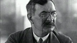Stanisław Grabski, polityk endecki, zwolennik ograniczenia szkolnictwa mniejszości narodowych. Źródło: NAC 