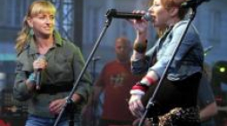 Dorota "Dora" Młynarczyk (L) z duetu Paręsłów oraz raperka Anna Grzymkowska "Mona" (P). Fot. PAP/T. Gzell 