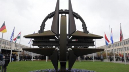 Symbol NATO przed kwaterą główną Paktu Północnoatlantyckiego. Bruksela. Fot. PAP/W. Dąbkowski
