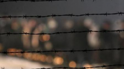 KL Auschwitz. Druty kolczaste przy pomniku ofiar. Fot. PAP/R. Pietruszka