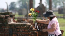 Uroczystości Dnia Pamięci o Zagładzie Romów na na terenie byłego obozu zagłady KL Birkenau. Fot. PAP/J. Bednarczyk