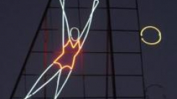 Neon z siatkarką na Placu Konstytucji. Fot. PAP/A. Rybczyński