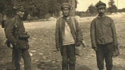 Żołnierze sowieccy wzięci do niewoli pod Radzyminem. 08.1920. Fot. CAW