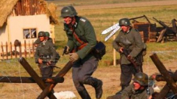 Rekonstrukcja bitwy pod Mławą z września 1939. Fot. PAP/M. Bednarski