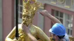 Montaż figury króla Zygmunta II Augusta. Fot. PAP/A. Warżawa