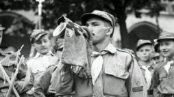 Hejnalista krakowskiej drużyny harcerskiej na Rynku Głównym.  1936-05. Fot. NAC