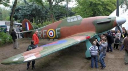 Replika słynnego myśliwca Hawker Hurricane MK I, którym latali polscy piloci z Dywizjonu 303. Fot. PAP/A. Ciereszko
