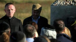 Piotr Kadlcik oraz ksiądz Wojciech Lemański podczas spotkania pod pomnikiem. Jedwabne, 04.09.2011. Fot. PAP/T. Gzell 