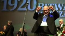 Jerzy Hoffman w Teatrze Wielkim-Operze Narodowej po premierowym pokazie filmu "1920 Bitwa Warszawska". Fot. PAP/T. Gzell