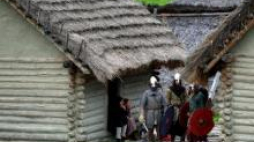 Uczestnicy rekonstrukcji historycznej w skansenie archeologicznym „Karpacka Troja” w Trzcinicy. Fot. PAP/D. Delmanowicz