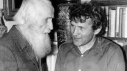 Ks. Jan Zieja (z lewej) w towarzystwie Henryka Wujca. Fot. Ośrodek KARTA/M. Jabłoński