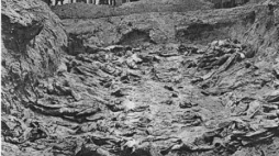 Masowy grób polskich oficerów w Katyniu (1943). Źródło: "Zbrodnia katyńska w świetle dokumentów". Fot. Wikipedia