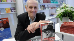 Prof. Andrzej Friszke podczas Warszawskich Targów Książki w maju 2011 r. Fot. PAP/P. Kula